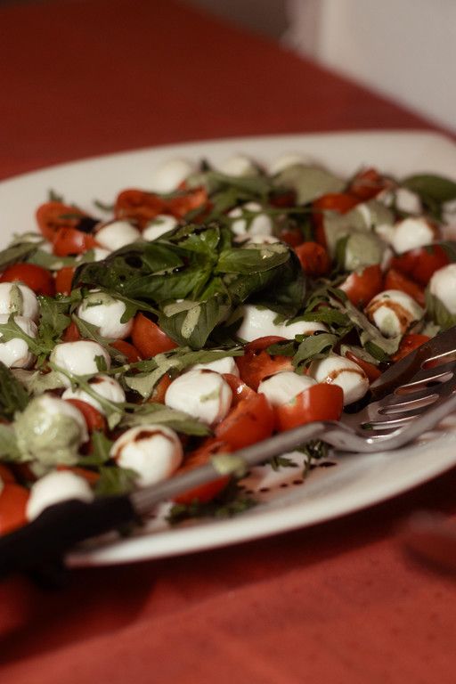 Tomaten-Mozzarella Salat ist auch in Brasilien eine beliebte Vorspeise.