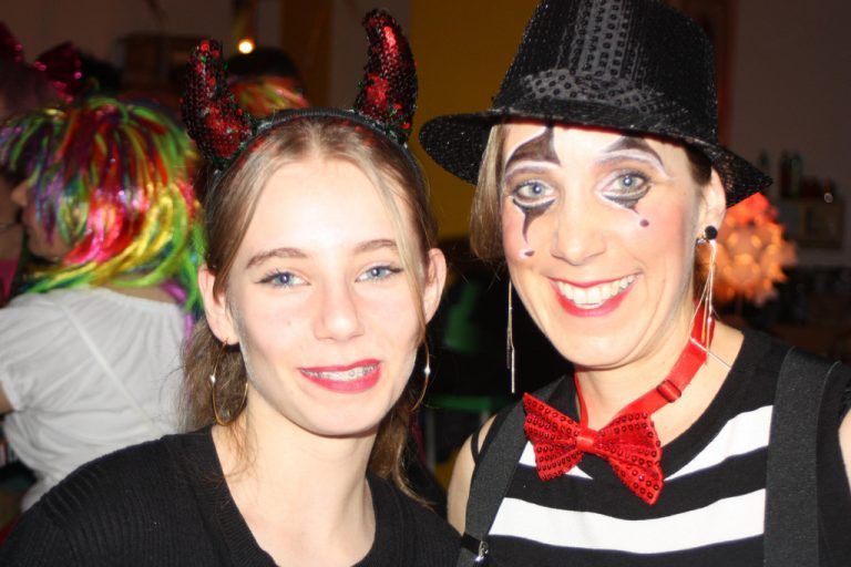 Melanie und Laura genossen die Party im VogelfreiRAUM. <span class="copyright">VN-TK</span>