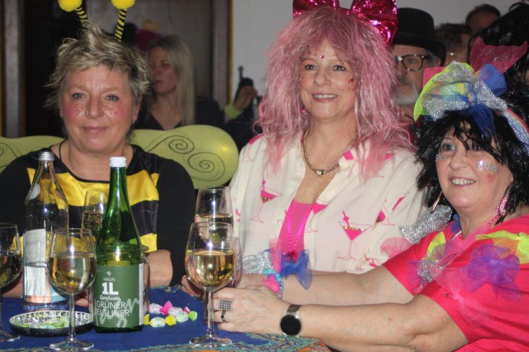 Ausgelassene Stimmung auf der legendären Faschingsparty im VogelfreiRAUM.