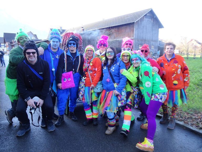 Der Fasnatverein Crazy Family und die Candy Crew aus Watzenegg schauten auch beim Leopold-Umzug vorbei, bevor es direkt zum Umzug nach Haselstauden ging.