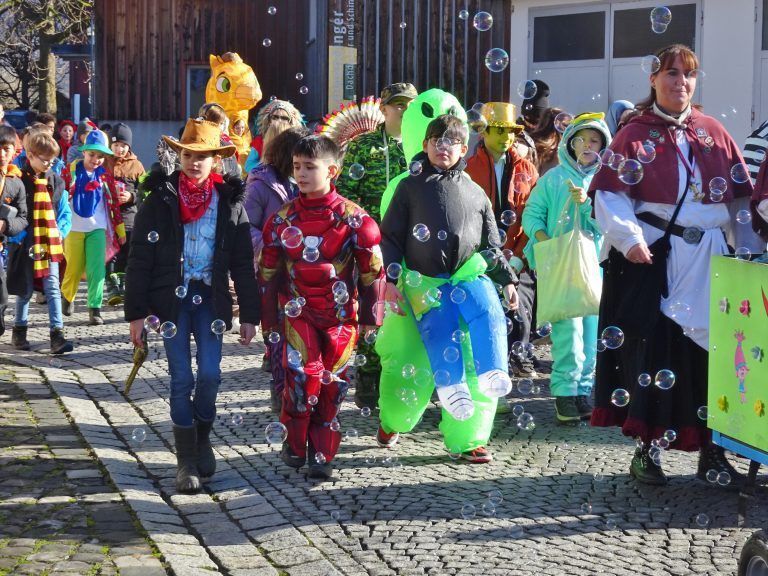 Bunte Mäschgerle sorgten für Stimmung im Hatlerdorf.