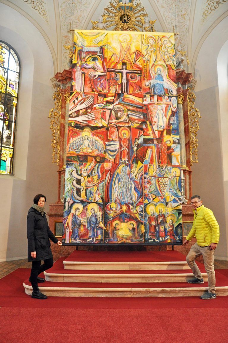 Während draußen der Faschingsumzug Aufstellung nahm, hängten drinnen in der Kirche Bettina und Wolfgang Spiegel das Fastentuch auf. 