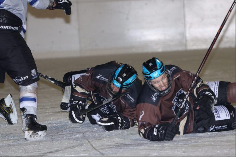 Spielertrainer Martin Pfister und seine Mannen verloren das erste Halbfinale gegen die Ice Tigers Dornbirn klar. <span class="copyright">VN-TK</span>