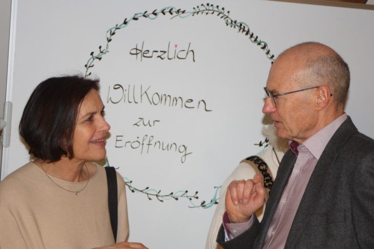 Casemanagement Leiterin Margrit Bösch mit Siegfried Hartmann im Smalltalk.