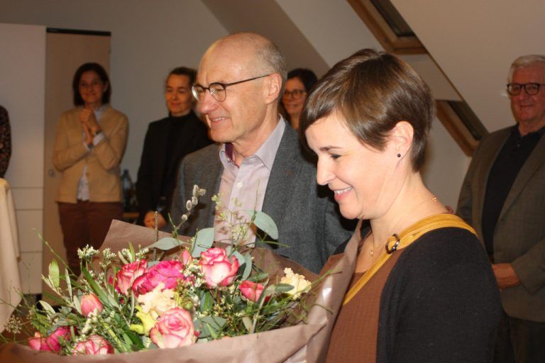 Architektin Simone Hartmann durfte sich über einen Blumenstrauß freuen.