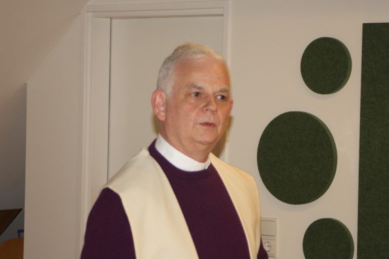 Pfarrer Walter Juen segnete die neuen Räumlichkeiten vom Mohi Rankweil.