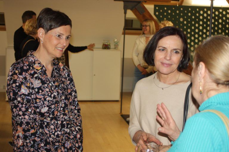 Petra Summer und Margrit Bösch im Smalltalk.