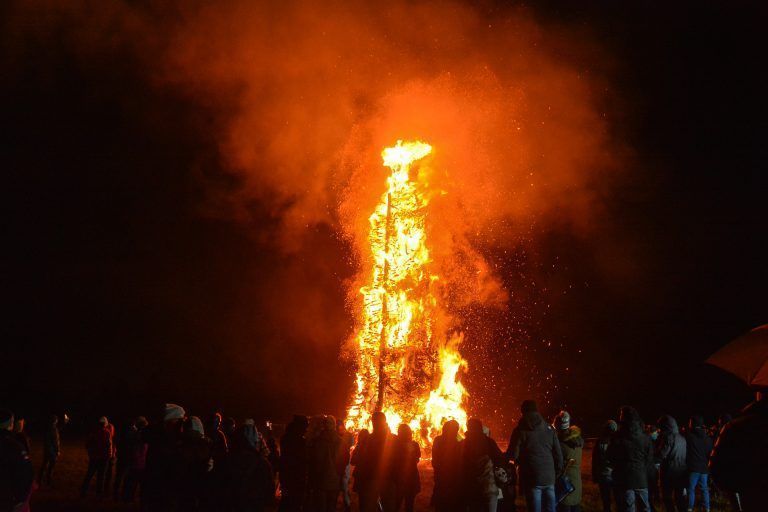 Lichterloh brannte der Eichele-Funken am Samstagabend bei der Feldrast. <span class="copyright">bvs</span>