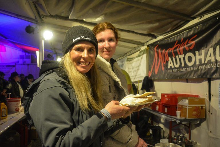 Martina und Amelie überreichten die frisch gebackenen Küchle den vielen Gästen.