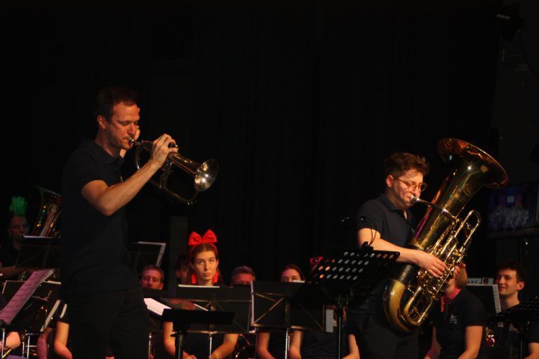 Lukas Hirzberger und Lukas Strieder sorgten mit ihren Blasinstrumenten für feierliche Stimmung.