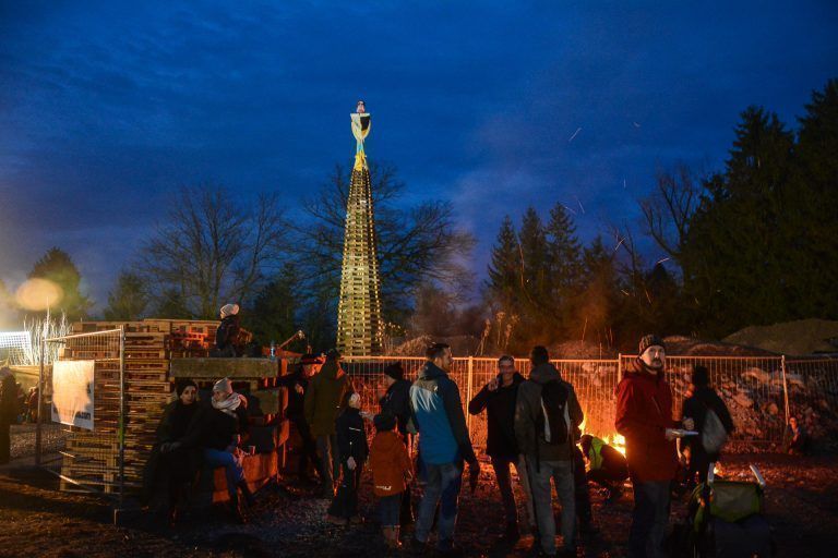 Dieses Jahr thronte eine riesige Hexe, angefertigt von der Lebenshilfe, hoch oben auf dem Funkenturm.