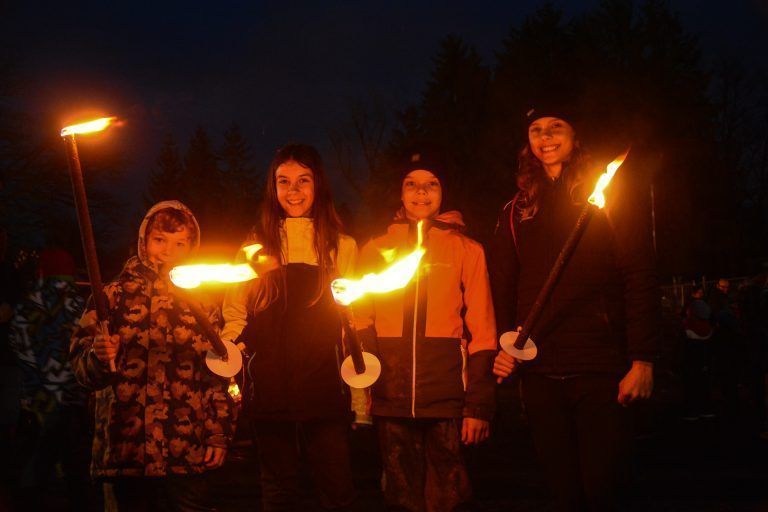 Neo, Mia, Liam und Laira waren schon gespannt, wie der Funken abbrennen wird. <span class="copyright">bvs</span>