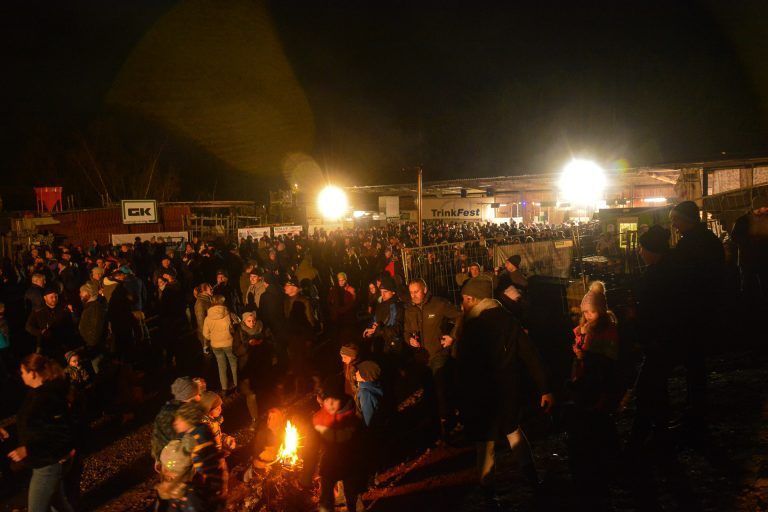 Der Keckeis-Platz war voll. Zahlreiche Funkenbesucher sind am Sonntag zum Hofstalder-Funken gekommen.