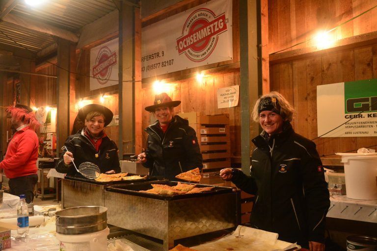Michaela, Stephanie und Denise backten an diesem Abend rund 5000 Funkenküchle für die Gäste.