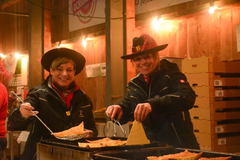 Michaela und Stephanie hatten Spaß beim Funkenküchle-Backen.