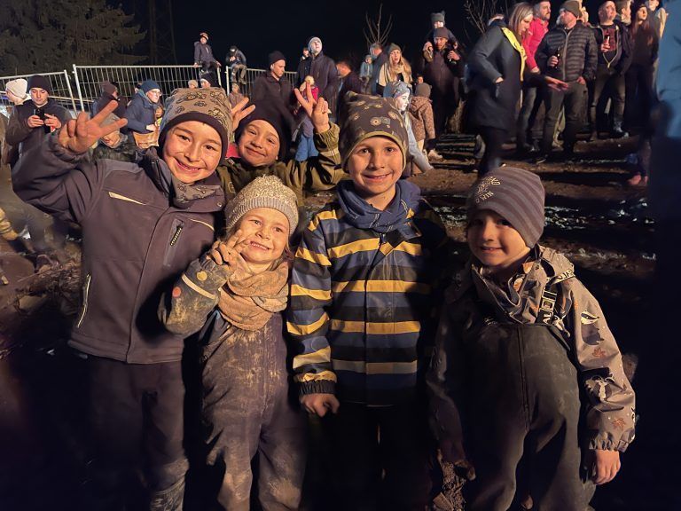 Edi, Florian, Sophie, Luis und Ben (v.l.n.r.) beobachteten genau, wie der Funken in Feuer aufging.