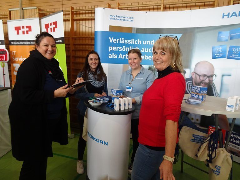 Organisatorin Karin Ritter (li.) und Ingrid Diem (re.) verteilten an die teilnehmenden Firmen ebenfalls kleine Geschenke von der HTL Dornbirn.