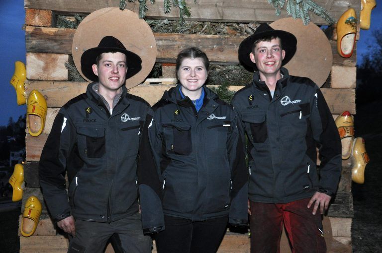 Das junge Team der Funkenzunft Oberdorf mit den Funkenmeistern Balduin und Levin Florian und der Obfrau Ronja Gottschalk.