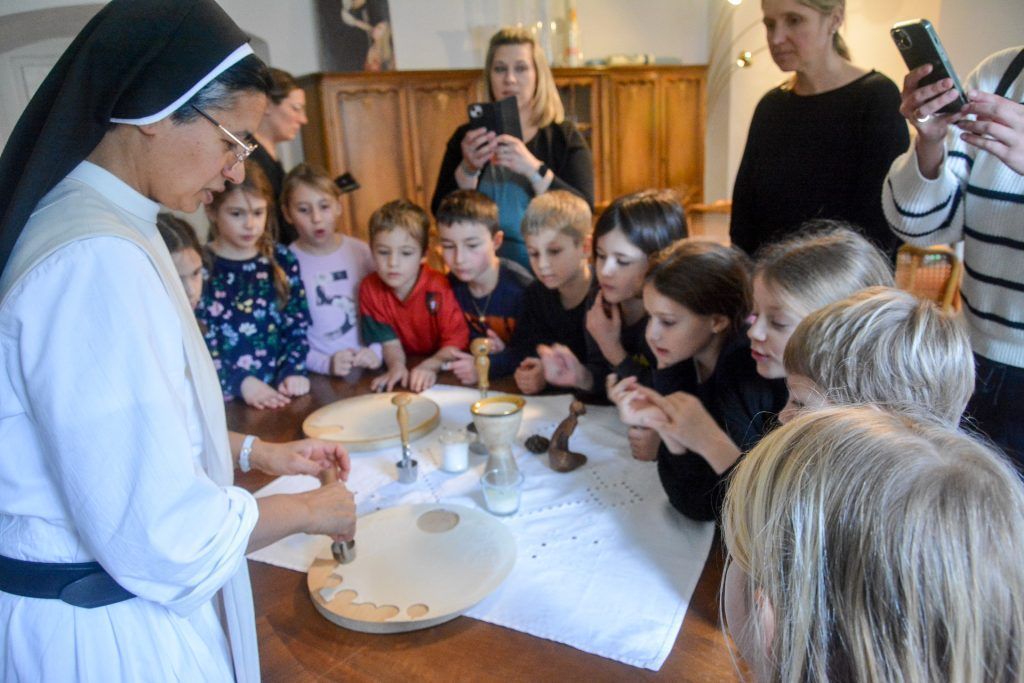 Erstkommunikanten zu Besuch in der Hostienbäckerei