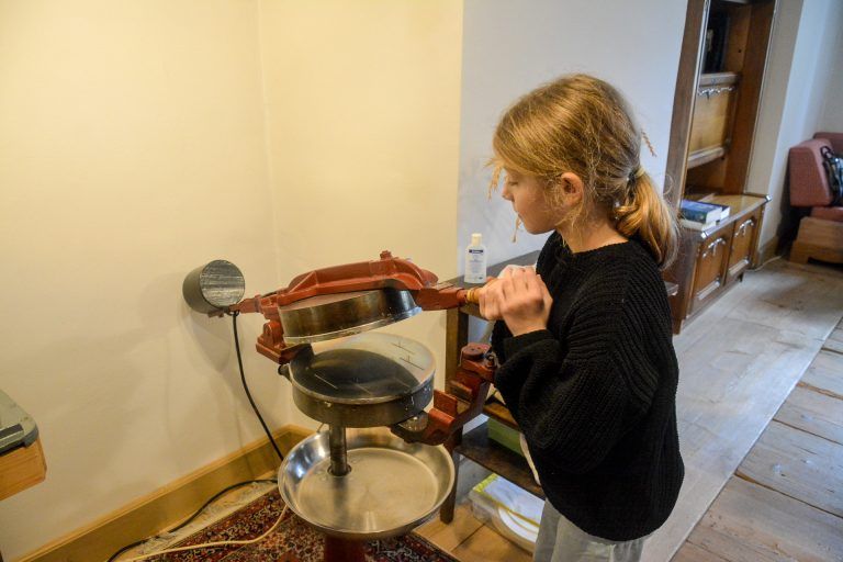 Leni durfte das Hostieneisen öffnen.