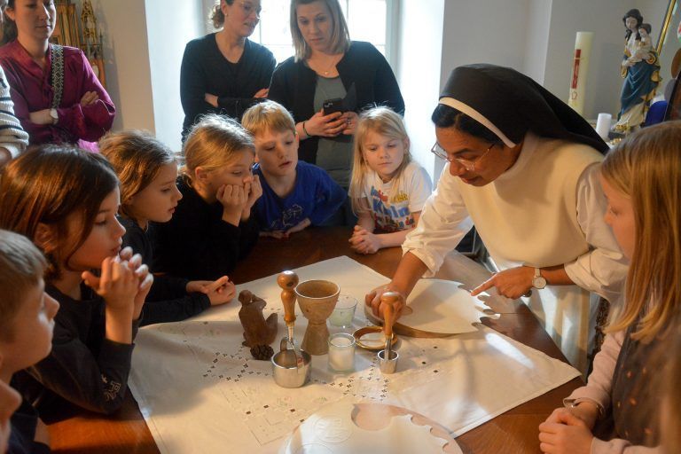 Die Kommunionkinder lauschten den Worten von Schwester Maria.