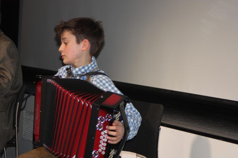 Musikalische Unterhaltung gab es durch die Musikschüler Emil mit der Handorgel...