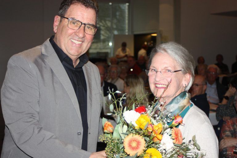 Helmut Jenny verabschiedete die langjährige Mitarbeiterin Hildegard Mair.