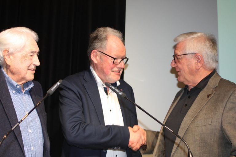 Josef Oswald und Werner Huber gratulierten Franz Abbrederis gemeinsam auf der Bühne.