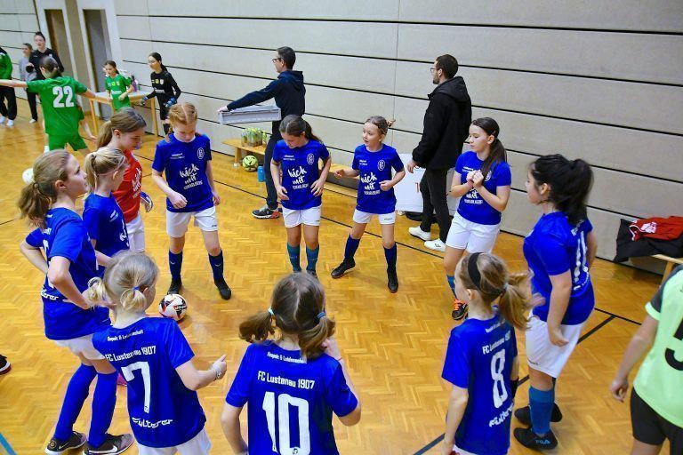 Vor dem Spiel wurde vorbildlich aufgewärmt. - Inklusion und Fußballspaß im Einklang - „kick mit Fußball PLUS" Hallenturnier