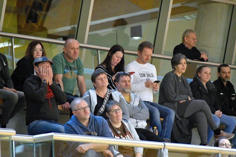 Das Publikum fieberte bei den spannenden Partien mit. - Inklusion und Fußballspaß im Einklang - „kick mit Fußball PLUS" Hallenturnier