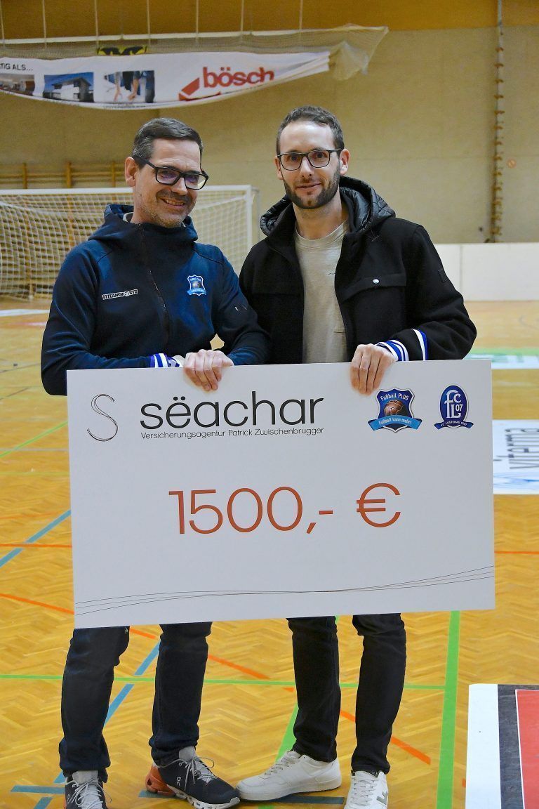 Thomas Sperger von "kick mit" bedankte sich bei Patrick Zwischenbrugger (Versicherungsagentur seachar) für die tolle Unterstützung. - Inklusion und Fußballspaß im Einklang - „kick mit Fußball PLUS" Hallenturnier