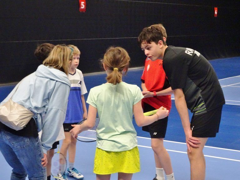 Letzte Anweisungen vor dem Einsatz. - Vorarlberger Schulolympics ließen Federn fliegen - Badminton-Schulolympics 2024