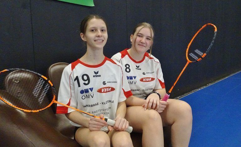 Sophie Müller und Julia Selehijevic vom BORG Bludenz waren zum ersten Mal dabei. - Vorarlberger Schulolympics ließen Federn fliegen - Badminton-Schulolympics 2024