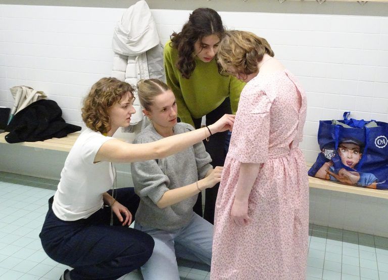 Die drei Designerinnen sind ganz genau auf die Bedürfnisse und Wünsche ihrer Models eingegangen. - Modische Inklusion auf dem Laufsteg - HTL-Maturantinnen präsentieren maßgeschneiderte Kleidung für Menschen mit Trisomie 21.