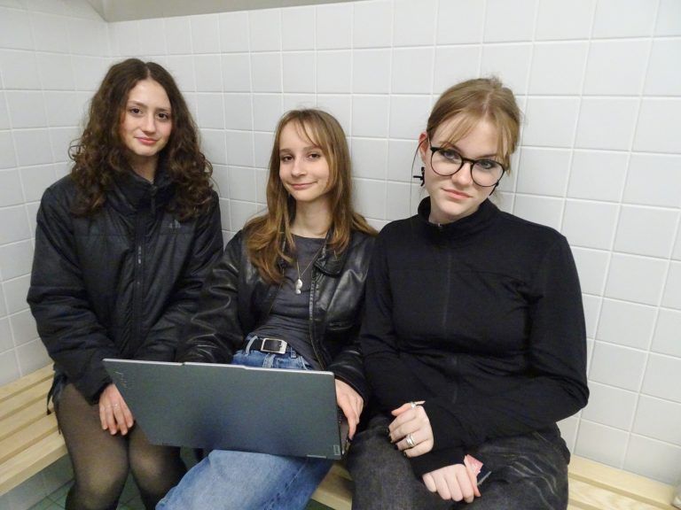 Victoria, Ylvie und Hannah von der 2 amd führten Interviews mit den Models durch. - Modische Inklusion auf dem Laufsteg - HTL-Maturantinnen präsentieren maßgeschneiderte Kleidung für Menschen mit Trisomie 21.