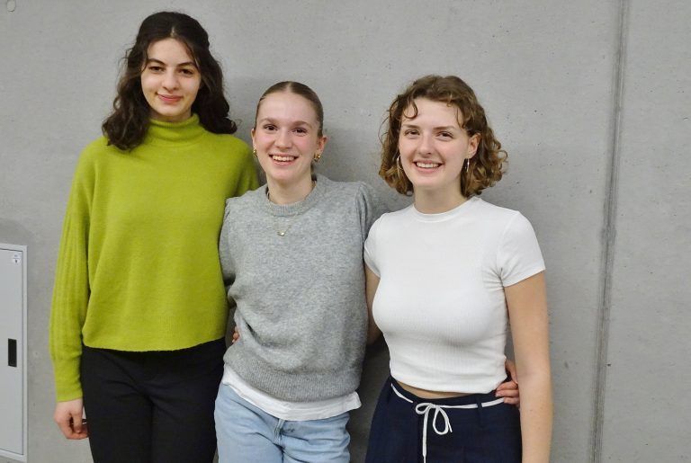 Zehra Duman, Emma Luna Peer und Emma Baur freuen sich, dass ihre Diplomarbeit so großen Anklang fand. - Modische Inklusion auf dem Laufsteg - HTL-Maturantinnen präsentieren maßgeschneiderte Kleidung für Menschen mit Trisomie 21.