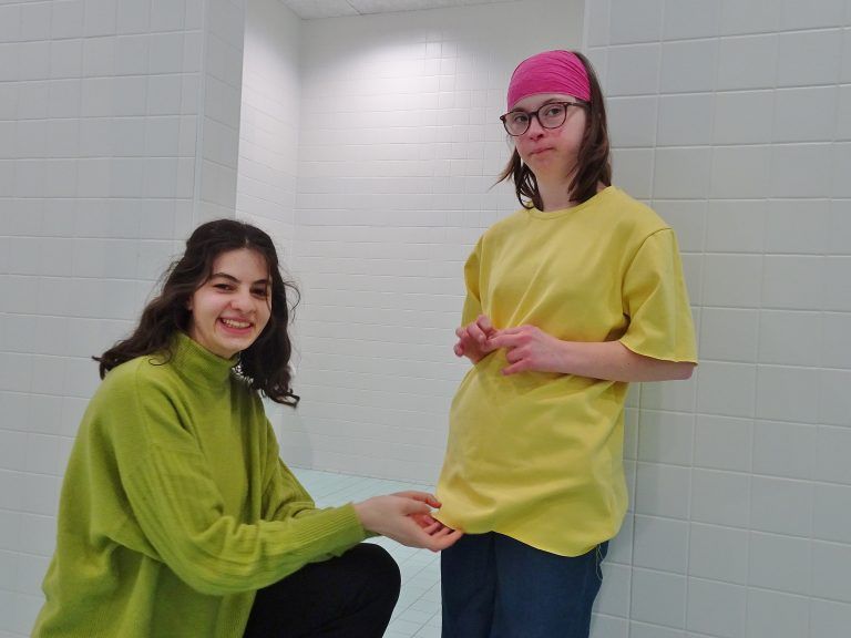 Magdalena (re.) hat sich ein gelbes-T-Shirt gewünscht. - Modische Inklusion auf dem Laufsteg - HTL-Maturantinnen präsentieren maßgeschneiderte Kleidung für Menschen mit Trisomie 21.