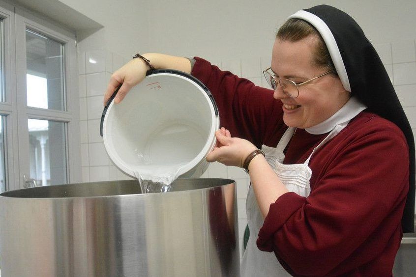 Einblick in die Klosterbackstube: Hostienbacken im Josefskloster
