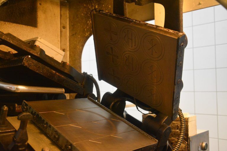 Im Kloster steht den Schwestern eine spezielle Hostienbackmaschine zur Verfügung. - In der Hostienbäckerei - In der Hostienbäckerei