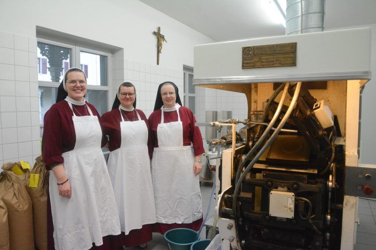 Schwester Maria (37), Schwester Alena (47) und Schwester Maria (44) backen mehrmals in der Woche die bestellten Hostien. - In der Hostienbäckerei - In der Hostienbäckerei