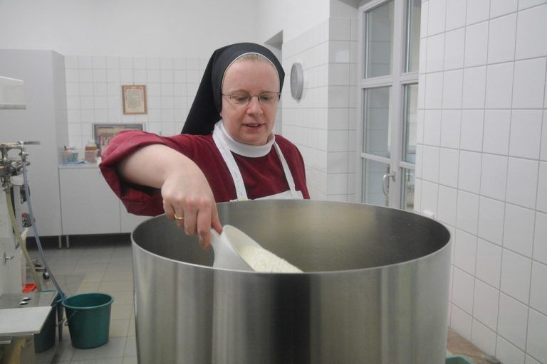 Auch Schwester Maria kennt das richtige Verhältnis ihrer Hostienrezeptur. - In der Hostienbäckerei - In der Hostienbäckerei