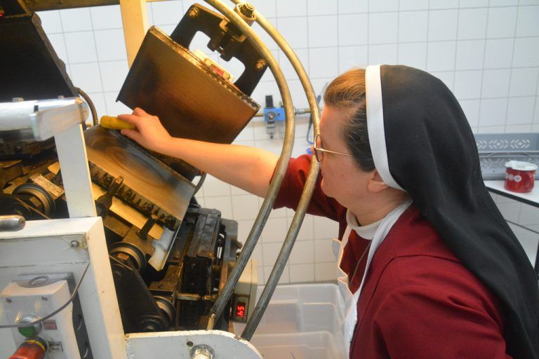 Jedes Eisen wird zuvor an den Rändern mit Bienenwachs eingefettet. - In der Hostienbäckerei - In der Hostienbäckerei