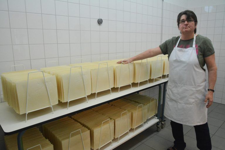 In einem speziellen Raum werden die zu stanzenden Hostien über Nacht befeuchtet. - In der Hostienbäckerei - In der Hostienbäckerei