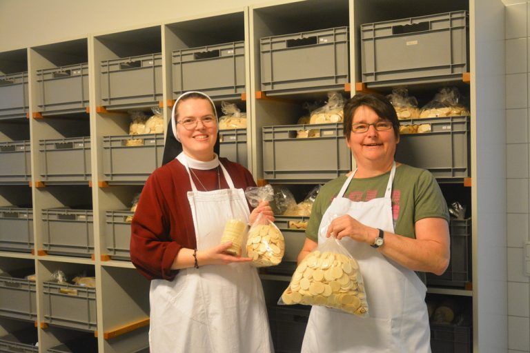 Vor Ostern werden die Lager prall gefüllt, damit es keine Lieferengpässe gibt. Schweser Maria zeigt mit Stanzerin Antonia Fußenegger stolz ihren Vorrat. - In der Hostienbäckerei - In der Hostienbäckerei