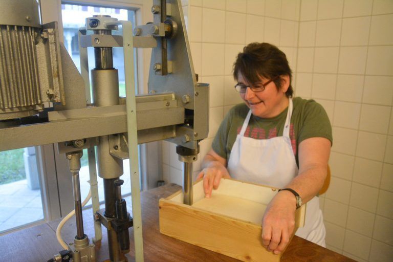 Antonia kommt seit 14 Jahren ins Kloster und stanzt die Hostien aus. - In der Hostienbäckerei - In der Hostienbäckerei