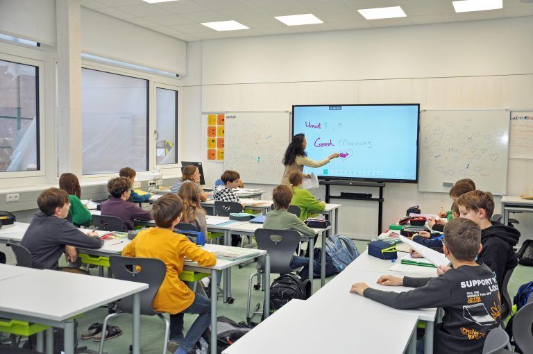 Die neuen Klassenräume sind alle mit digitalen Tafeln ausgestattet. - Neues Obergeschoß BRG/BORG Schoren