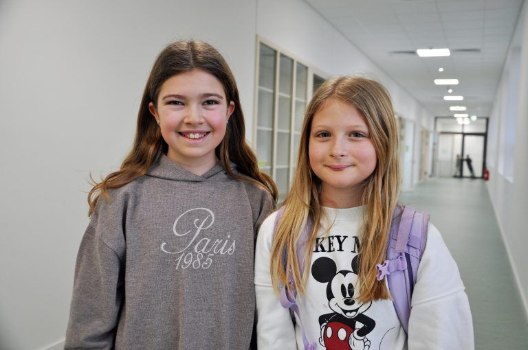 Die Erstklässlerinnen Luisa und Lea Marie finden die neuen, hellen Räume sehr schön. - Neues Obergeschoß BRG/BORG Schoren