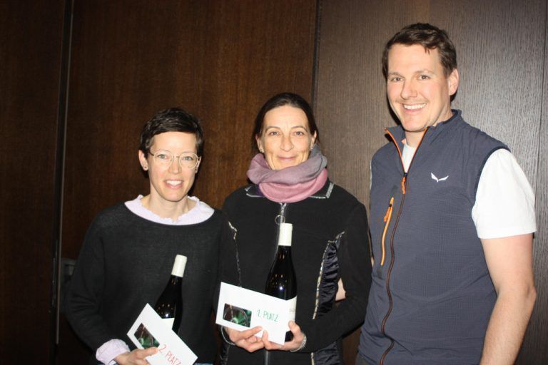 Vereinsmeisterin Sabine Ferber vor Caroline Breuss und Sportchef Markus Entner - Radsportverein Schwalbe vor dem Arlberg