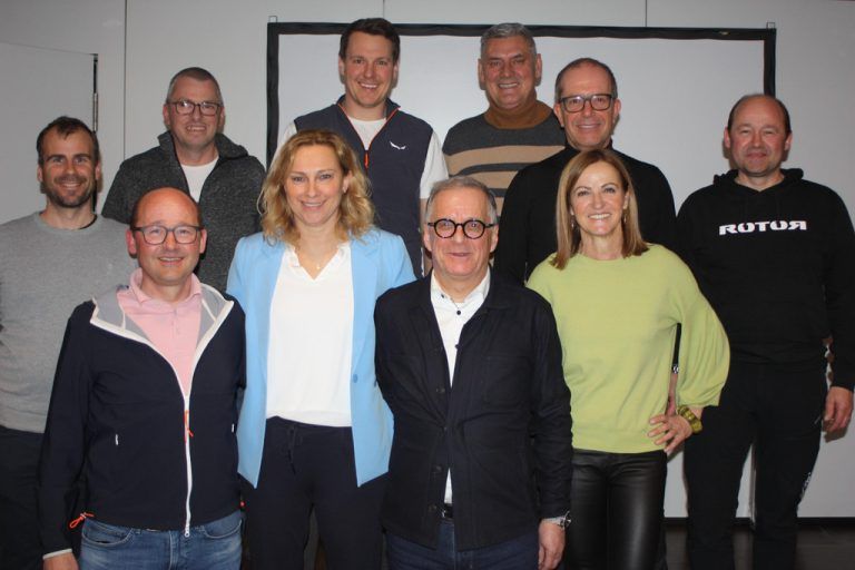 Großer Vorstand vom Radsportverein Schwalbe vor dem Arlberg - Radsportverein Schwalbe vor dem Arlberg