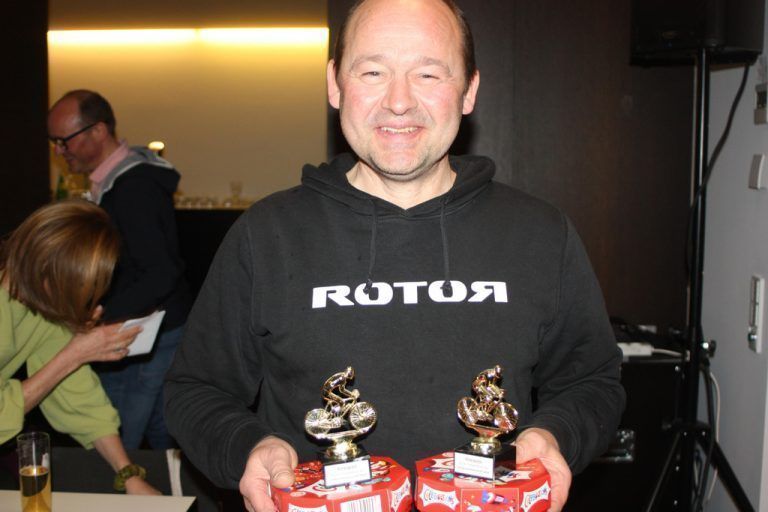 Johannes Kofler durfte zwei Goldene für seine zwei Söhen Luca und Laurin Kofler als Vereinsmeister U-12 in Empfang nehmen. - Radsportverein Schwalbe vor dem Arlberg